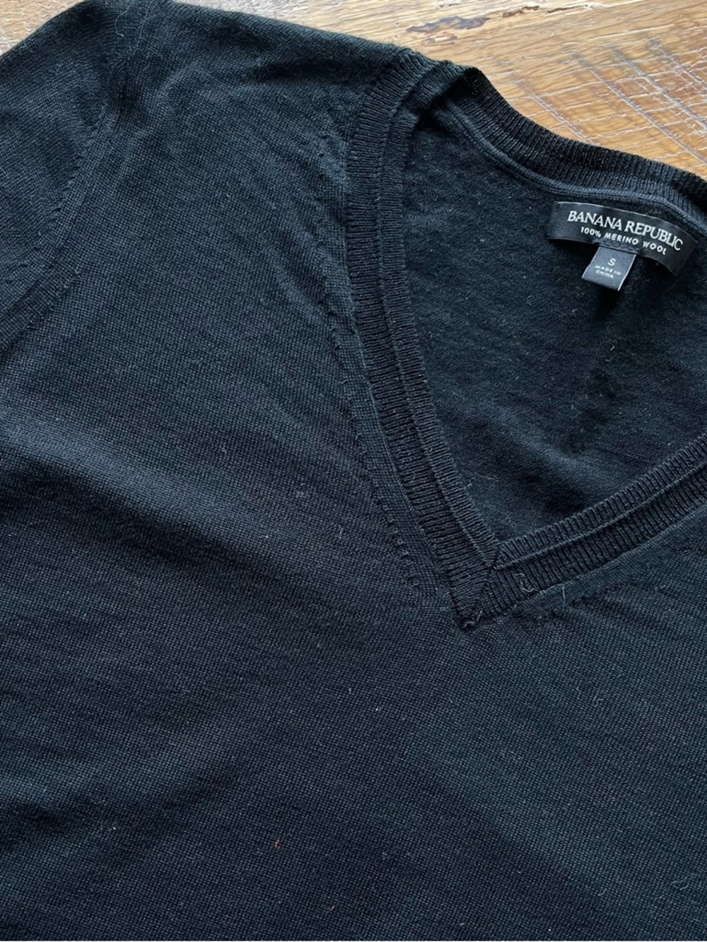 💙 Banana Republic Black V-Neck Sweater - Fine Gauge Merino Wool - Minimalist - Picture 7 of 7